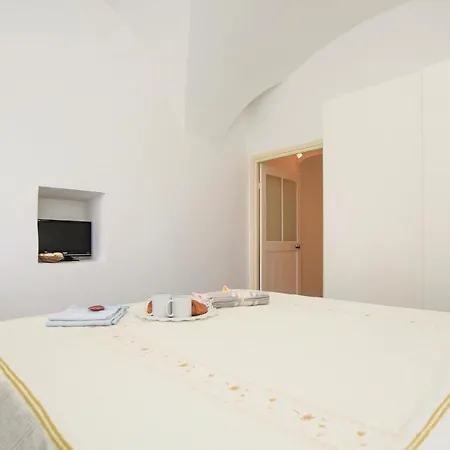 Gorgeous In Imperia, Loc *