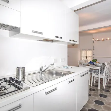 Gorgeous In Imperia, Loc *