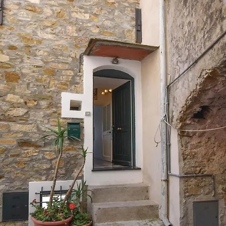 Gorgeous In Imperia, Loc